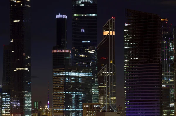 As vistas dos edifícios altos da cidade — Fotografia de Stock