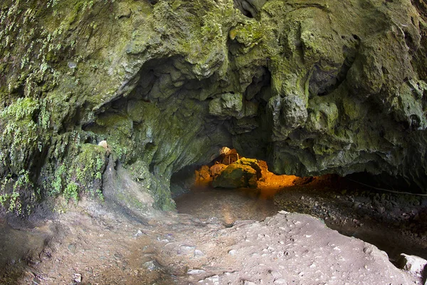 Cueva en las montañas de Abjasia —  Fotos de Stock