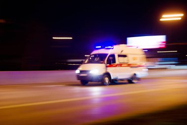 Ambulans, 2019 sonbaharında Moskova 'da şehir caddesinde, gökyüzü, yol, araba gibi yerlerde çekilen bir telefon çağrısına yetişmek için acele ediyor.