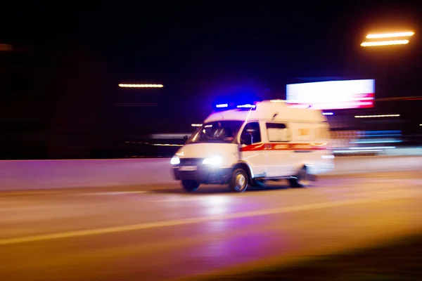 Ambulans, 2019 sonbaharında Moskova 'da şehir caddesinde, gökyüzü, yol, araba gibi yerlerde çekilen bir telefon çağrısına yetişmek için acele ediyor.