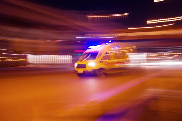 Ambulans, 2019 sonbaharında Moskova 'da şehir caddesinde, gökyüzü, yol, araba gibi yerlerde çekilen bir telefon çağrısına yetişmek için acele ediyor.
