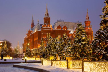 Şehir caddesinde, Moskova 'da, kış 2019' da, kar, aydınlatma, manzara yılbaşı ve yılbaşı fotoğrafları çekildi.