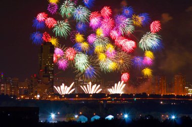Yeni yıl için havai fişek ve Noel fotoğrafları evin çatısında çekildi, Moskova, 2017 yazı, şehir, aydınlatma, havai fişekler