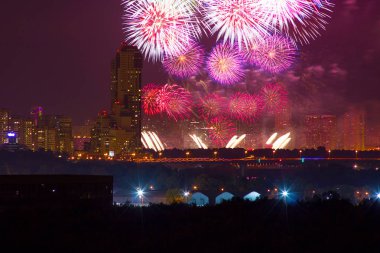 Yeni yıl için havai fişek ve Noel fotoğrafları evin çatısında çekildi, Moskova, 2017 yazı, şehir, aydınlatma, havai fişekler