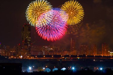Yeni yıl için havai fişek ve Noel fotoğrafları evin çatısında çekildi, Moskova, 2017 yazı, şehir, aydınlatma, havai fişekler