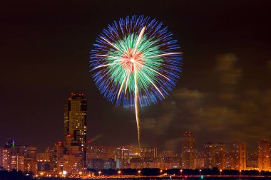 Yeni yıl için havai fişek ve Noel fotoğrafları evin çatısında çekildi, Moskova, 2017 yazı, şehir, aydınlatma, havai fişekler