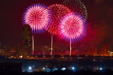 Yeni yıl için havai fişek ve Noel fotoğrafları evin çatısında çekildi, Moskova, 2017 yazı, şehir, aydınlatma, havai fişekler
