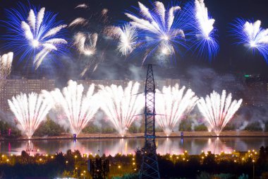 Yeni yıl için havai fişek ve Noel fotoğrafları evin çatısında çekildi, Moskova, 2017 yazı, şehir, aydınlatma, havai fişekler