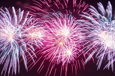 Yeni yıl için havai fişek ve Noel fotoğrafları evin çatısında çekildi, Moskova, 2017 yazı, şehir, aydınlatma, havai fişekler