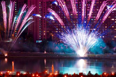 Yeni yıl için havai fişek ve Noel fotoğrafları evin çatısında çekildi, Moskova, 2017 yazı, şehir, aydınlatma, havai fişekler
