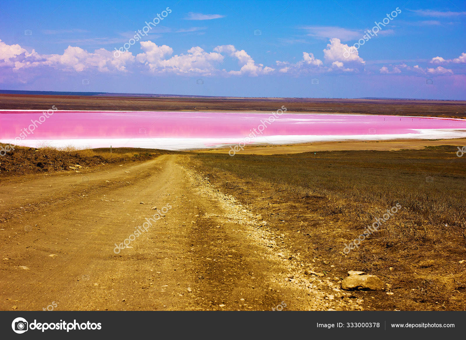 Paisaje de mar, dunas de arena, lago y cielo nublado. — Foto de stock