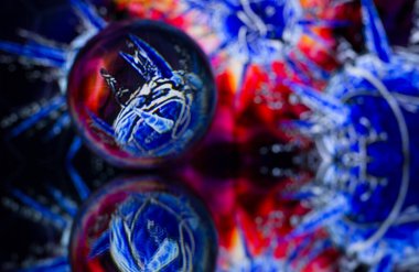 Bir balonun yansımasında bir koronavirüsün neon fotoğrafı ekran yansıması ve ayna kullanılarak çekildi, 1.03.20, küre, neon, ışık, çizim 