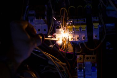 Elektrik kalkanı ve Sparkler taklidi evde çekilmiş fotoğraf, elektrikli kalkan + Sparkler kıvılcımları, 2020 baharında, otomasyon, elektrik, kıvılcımlar. Rusya, Moskova. 