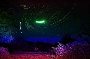 Abhazya 'da gece, yaz 2016' da, kuyruklu yıldızlar, kayan yıldızlar, gökyüzü üzerine yıldızlı, renkli bir gökyüzü. 