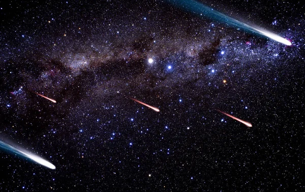 Moskova 'da gece, Moskova' da 2020 baharında gökyüzü, gökyüzü, yıldızlar, düşen meteorlar.  