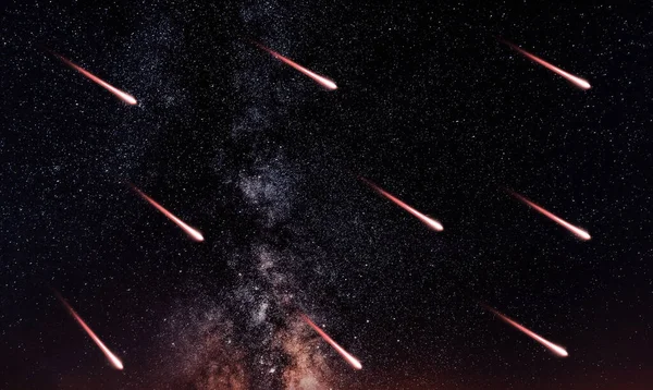 Moskova 'da gece, Moskova' da 2020 baharında gökyüzü, gökyüzü, yıldızlar, düşen meteorlar. 
