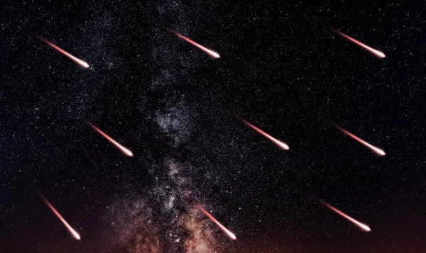 五彩缤纷的星空笼罩在莫斯科上空拍摄的照片 莫斯科 2020年春 坠落的陨石 免版税图库照片