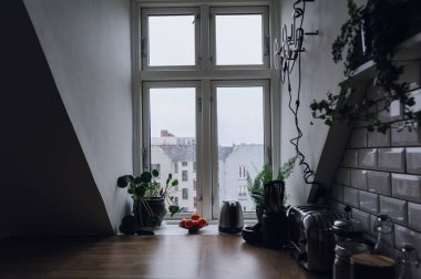 Geleneksel İskandinav mutfağı. Klasik beyaz iç tasarım