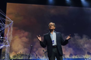 Cracow, Polonya - 19 Kasım 2019: Alberto Acosta Espinosa - Enerji ve Ekvador Madeni Bakanı - Polonya 'nın Krakow kentinde 2019 Açık Gözler Ekonomi Zirvesi sırasında açılış konuşması yapıyor.