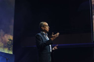 Cracow, Polonya - 19 Kasım 2019: Alberto Acosta Espinosa - Enerji ve Ekvador Madeni Bakanı - Polonya 'nın Krakow kentinde 2019 Açık Gözler Ekonomi Zirvesi sırasında açılış konuşması yapıyor.