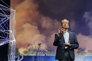 Cracow, Polonya - 19 Kasım 2019: Alberto Acosta Espinosa - Enerji ve Ekvador Madeni Bakanı - Polonya 'nın Krakow kentinde 2019 Açık Gözler Ekonomi Zirvesi sırasında açılış konuşması yapıyor.