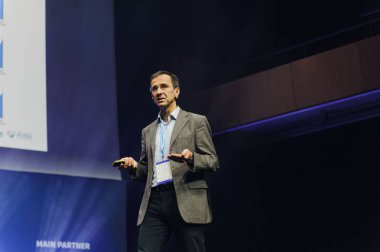 Cracow, Polonya - 19 Kasım 2019: Viyana Ekonomi Üniversitesi 'nden Profesör Andreas Novy, Polonya' nın Krakow kentinde 2019 Açık Gözlü Ekonomi Zirvesi sırasında açılış konuşması yapıyor.