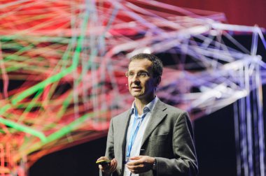 Cracow, Polonya - 19 Kasım 2019: Viyana Ekonomi Üniversitesi 'nden Profesör Andreas Novy, Polonya' nın Krakow kentinde 2019 Açık Gözlü Ekonomi Zirvesi sırasında açılış konuşması yapıyor.