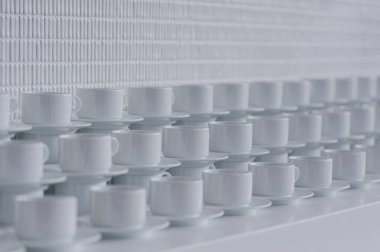 Arka arkaya beyaz kahve fincanları.