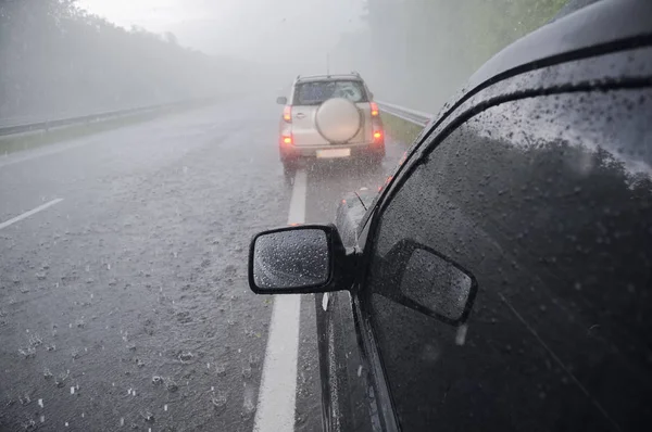 大雨と雹の2台の車 ロイヤリティフリーのストック画像