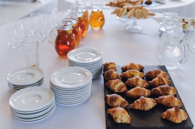 Küçük kruvasanlarla taştan bir tabak. Yemek servisi. İş yemeği..