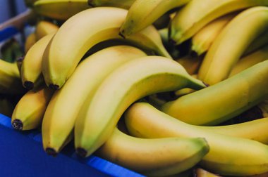 Kutudaki olgun muzlara yakın çekim