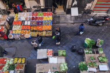 Catania, Sicilya, İtalya - 31 Aralık 2019: İnsanlar Catania 'daki Via Dottore' den taze meyve ve sebze satın alıyorlar.