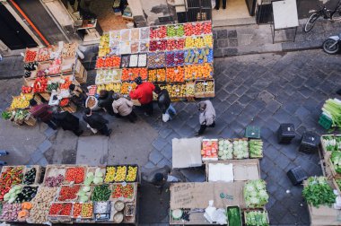Catania, Sicilya, İtalya - 31 Aralık 2019: İnsanlar Catania 'daki Via Dottore' den taze meyve ve sebze satın alıyorlar.