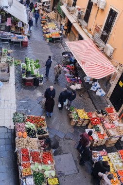 Catania, Sicilya, İtalya - 31 Aralık 2019: İnsanlar Catania 'daki Via Dottore' den taze meyve ve sebze satın alıyorlar.
