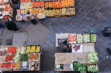 Catania, Sicilya, İtalya - 31 Aralık 2019: İnsanlar Catania 'daki Via Dottore' den taze meyve ve sebze satın alıyorlar.