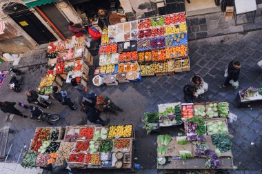 Catania, Sicilya, İtalya - 31 Aralık 2019: İnsanlar Catania 'daki Via Dottore' den taze meyve ve sebze satın alıyorlar.