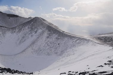 Silvestri Krateri 'nin Sicilya' daki Etna Dağı tepesi.