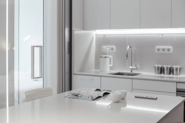 Beyaz mutfak, sabahları rahat mutfak kahve içmek ve dergi okumak için. Plastik sandalyeler. küçük mutfak