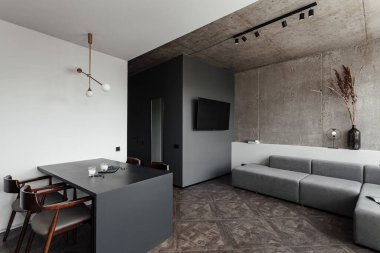 Karanlık masalı parlak mutfak mutfak, mutfak aksesuarları ve ekipmanlarının uygun konumu, modern tarz, beyaz duvarlar, mermer çalışma yüzeyi ve parke zemin.