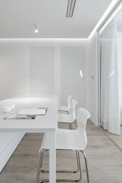 Elegante Interior Blanco Estilo Minimalista Superficie Con Agujeros Sillas Plástico — Foto de Stock