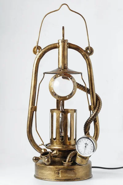 Grunge tarzı klasik lamba ve beyaz arkaplanda steampunk