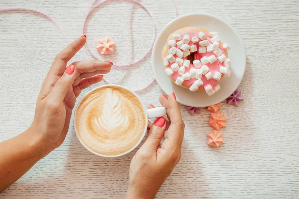 白いコーヒーカップを手に女性の手を操作します トレンディな夏春ピンク大理石の爪のデザイン — ストック写真