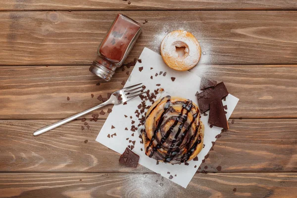 Tasty Cinnamon Bun Newspapers Table — Stock Photo, Image