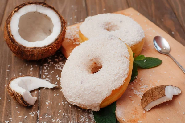 Dois Grandes Donuts Coco Uma Placa Corte Com Folhas Hortelã — Fotografia de Stock