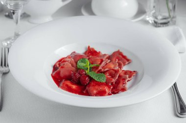 Vareniki. Ahududulu börek. Ukrayna yemeği. beyaz arkaplanda