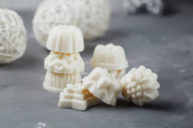 Beton zemine serilmiş küçük el yapımı sabun. Birçok sabun parçası beyazdır. Yakın plan.