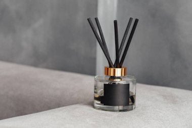 Oda parfümü, yayıcı ve aromaterapi konsepti - ev için aroma şişesi, Avrupa lüks ev dekorasyonu ve iç dekorasyon ayrıntıları. Gri arkaplanda tavan arası olan siyah ambalaj