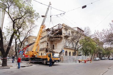 Odessa, Ukrayna - 04 09 2020: eski binanın St. Nakhimova 'daki çökmesi, sokaktaki eski bir binanın 3 kez yıkılması. Nakhimova, 3 yaşında. Deprem oldu. Şehir haberleri. Bir buldozer eski bir buldozeri yıktı.