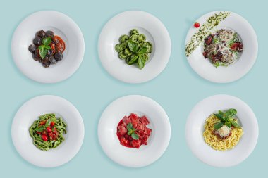 Lokanta menüsü için hafif bir arka planda yemek seti. Avrupa mutfağı, Üst Görüş