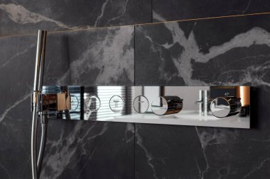 Lüks bir karışım ve güzel gri bir banyoda. Banyo parçası. Mermer duvarlar. Modern banyo tasarımı